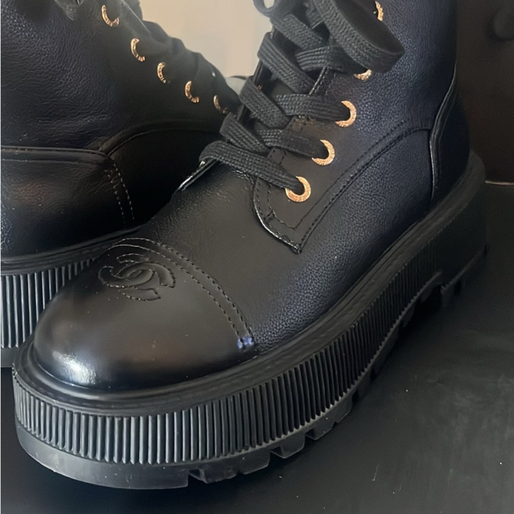 Black Platform Combat Boots - woman Lace-Up Boots